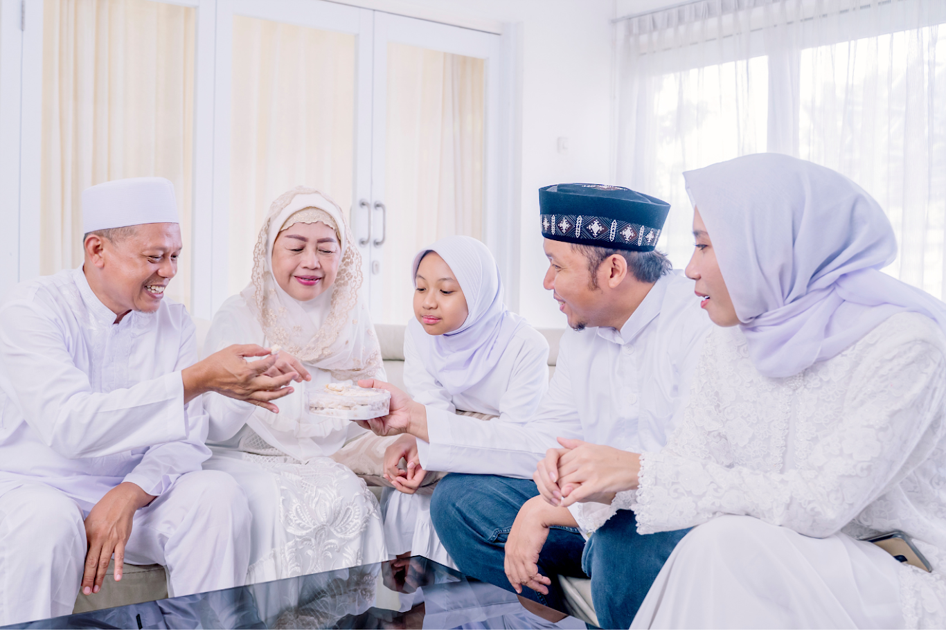 عِفُّوْا عَنْ نِسَاءِ النَّاسِ تَعِفَّ نِسَاؤُكُمْ وَ بِرُّوْا آبَاءَكُمْ تَبِرَّكُمْ أَبْنَاءَكُمْ